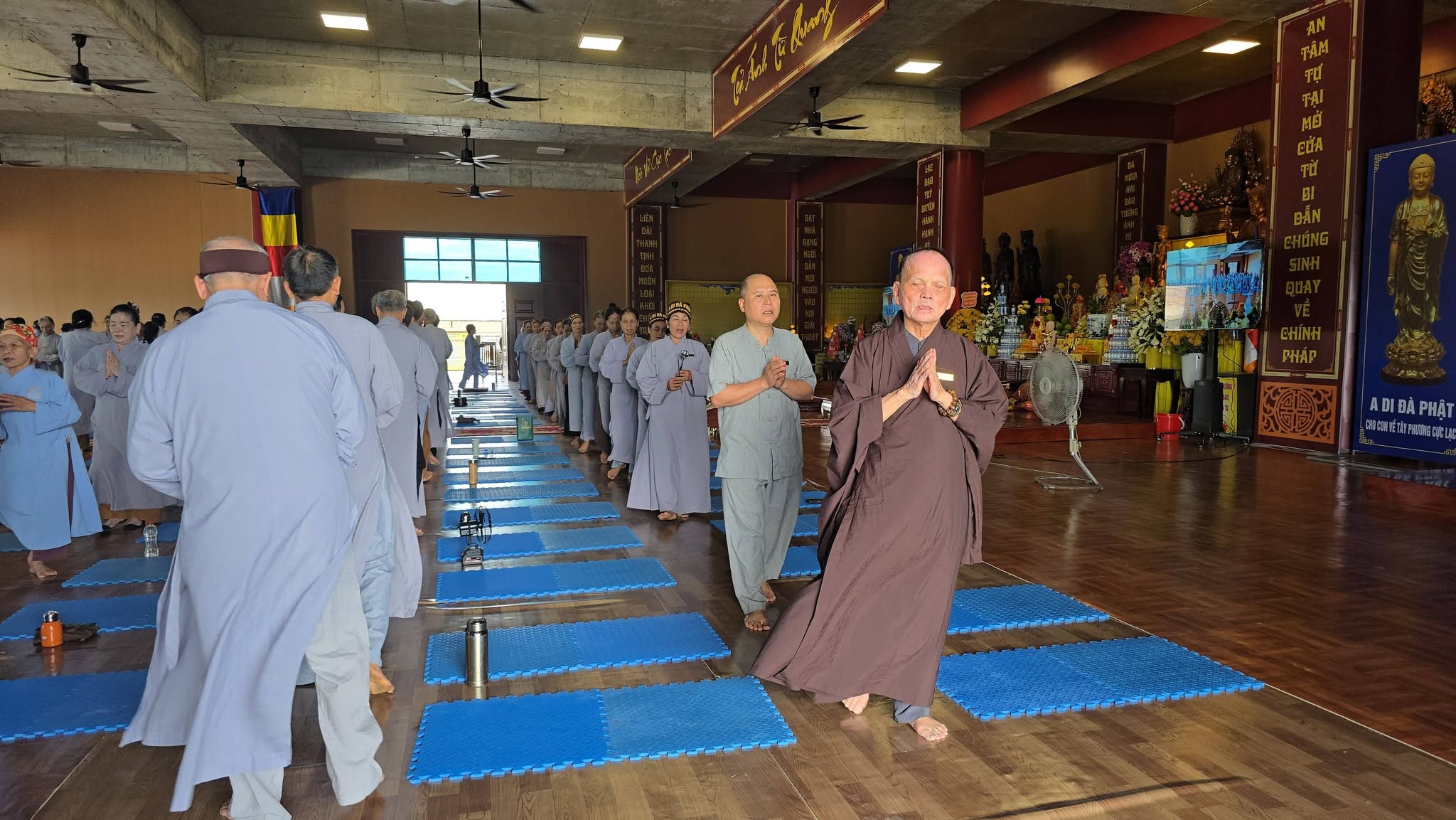 Đoàn hành hương niệm Phật