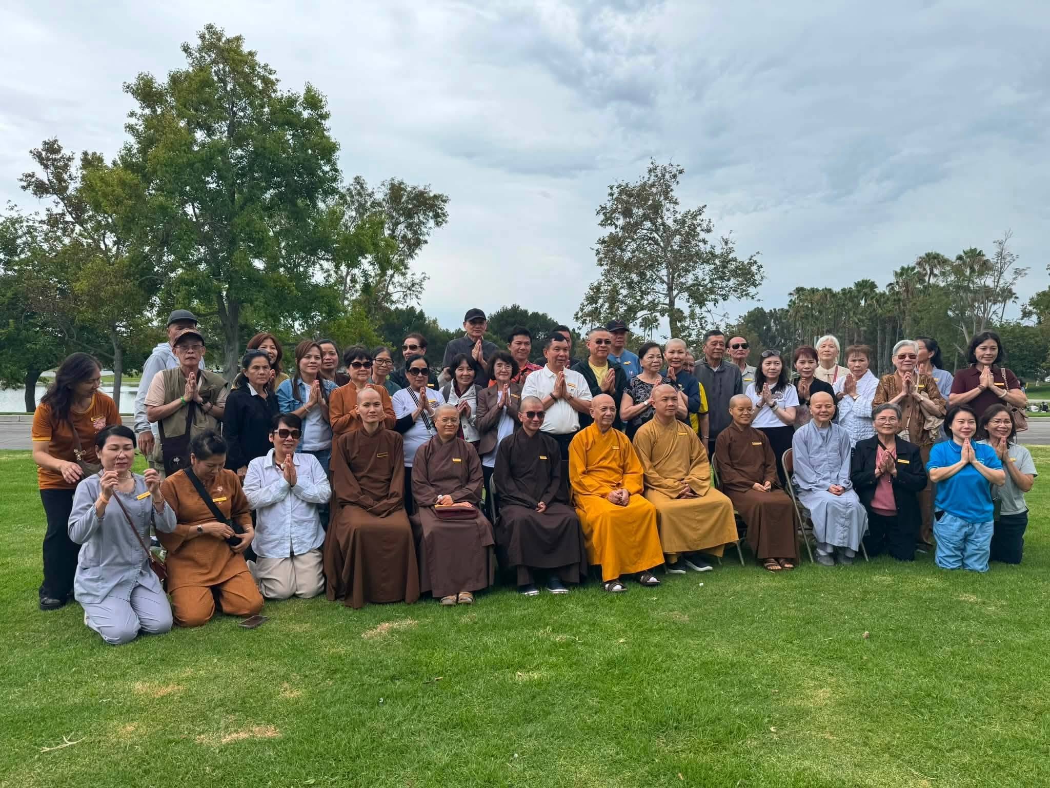 Đoàn cộng tu chụp ảnh lưu niệm cùng chư Tăng Ni tại Long Beach, California