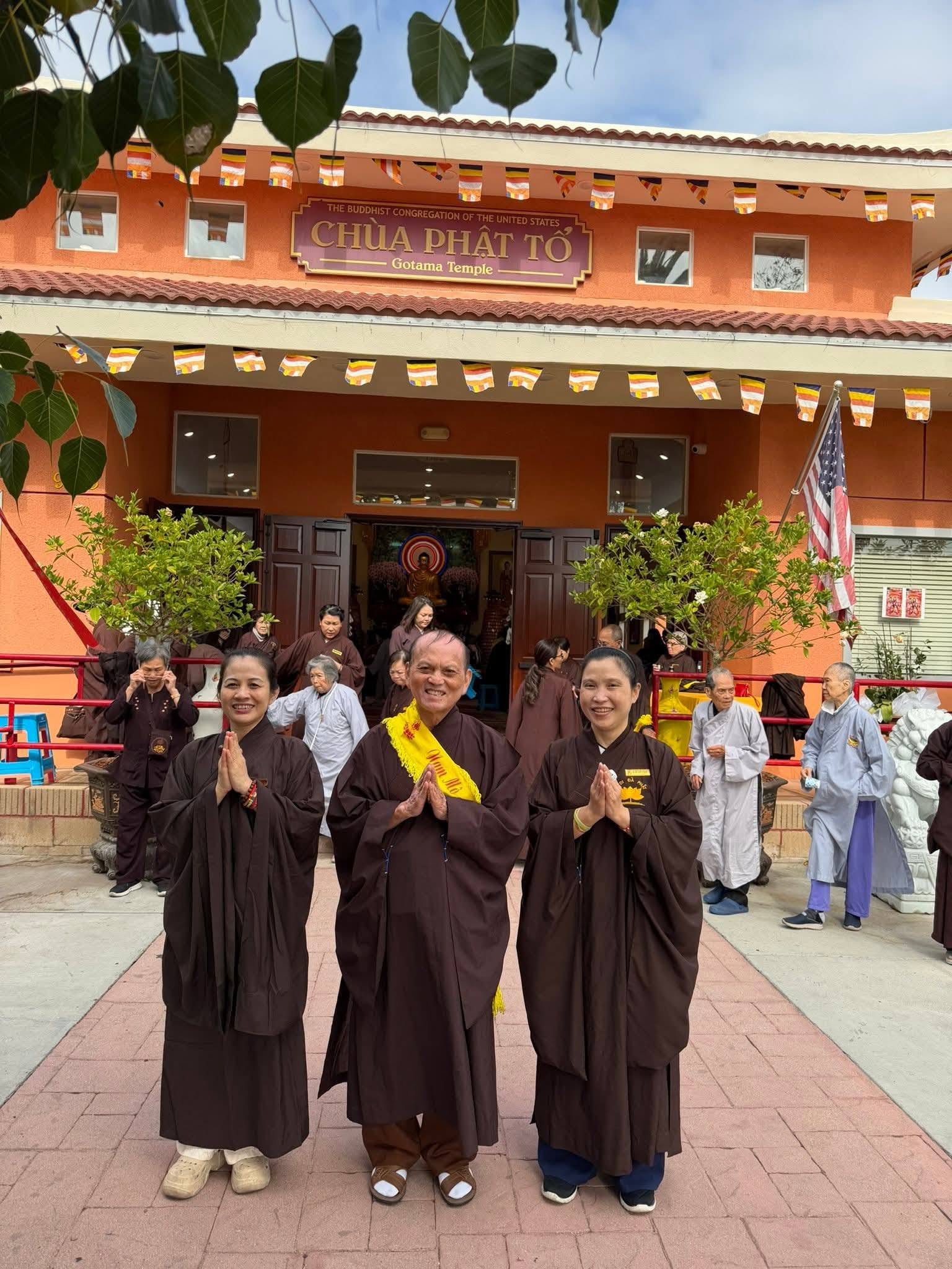 Cư Sỹ Viên Thiền trước cổng Chùa Phật Tổ (Gotama Temple), Long Beach, California