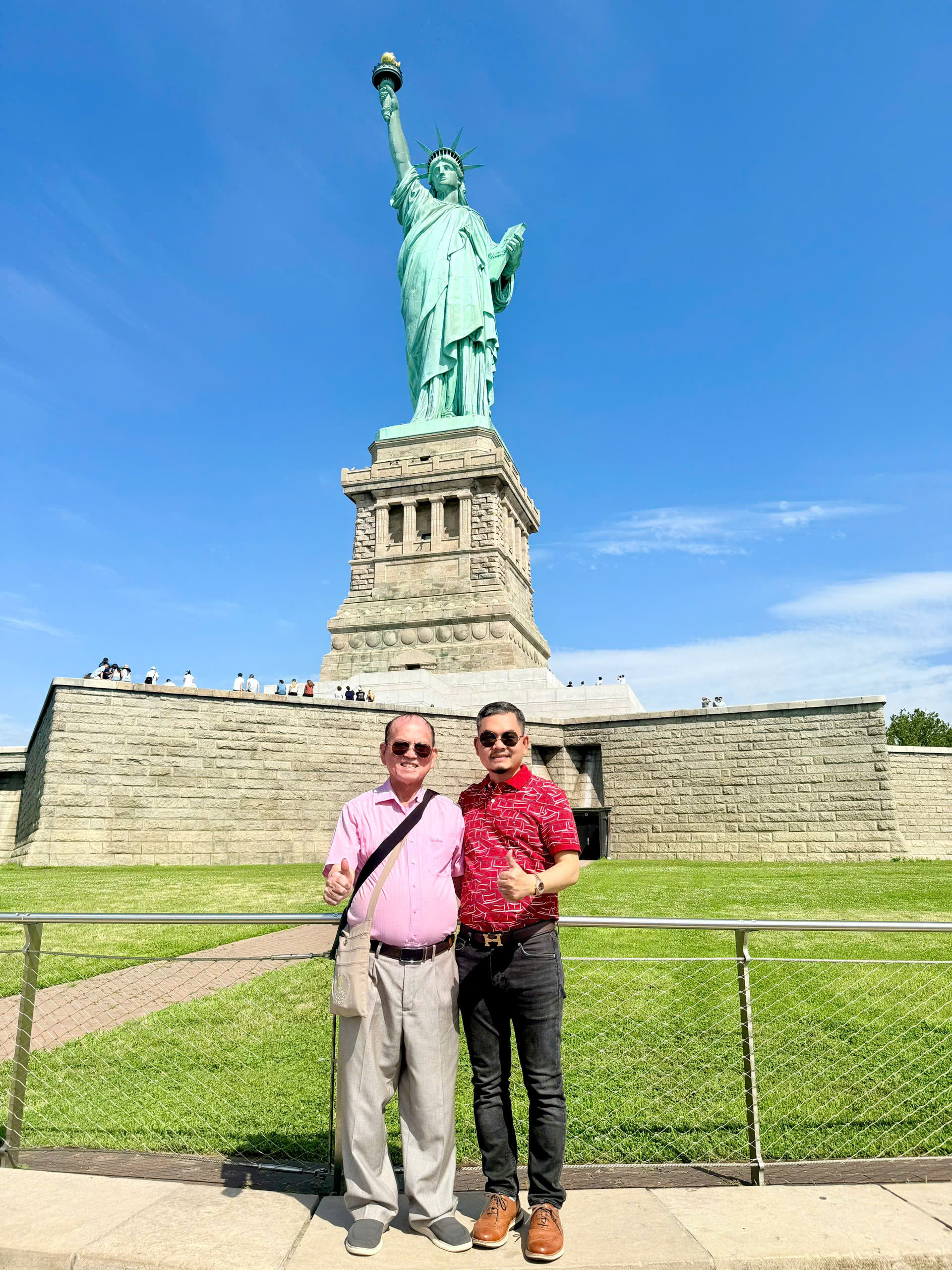 Cư Sỹ Viên Thiền cùng con trai Nguyễn Văn Toàn tại Tượng Nữ Thần Tự Do, New York
